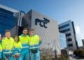 Empleados de FCC frente a la sede central en Madrid, con nuevas ofertas de empleo y contratos estables en distintos sectores.