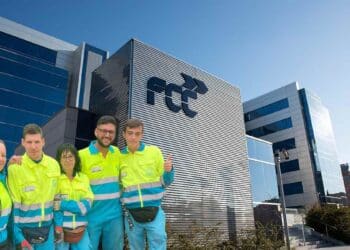 Empleados de FCC frente a la sede central en Madrid, con nuevas ofertas de empleo y contratos estables en distintos sectores.