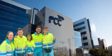 Empleados de FCC frente a la sede central en Madrid, con nuevas ofertas de empleo y contratos estables en distintos sectores.