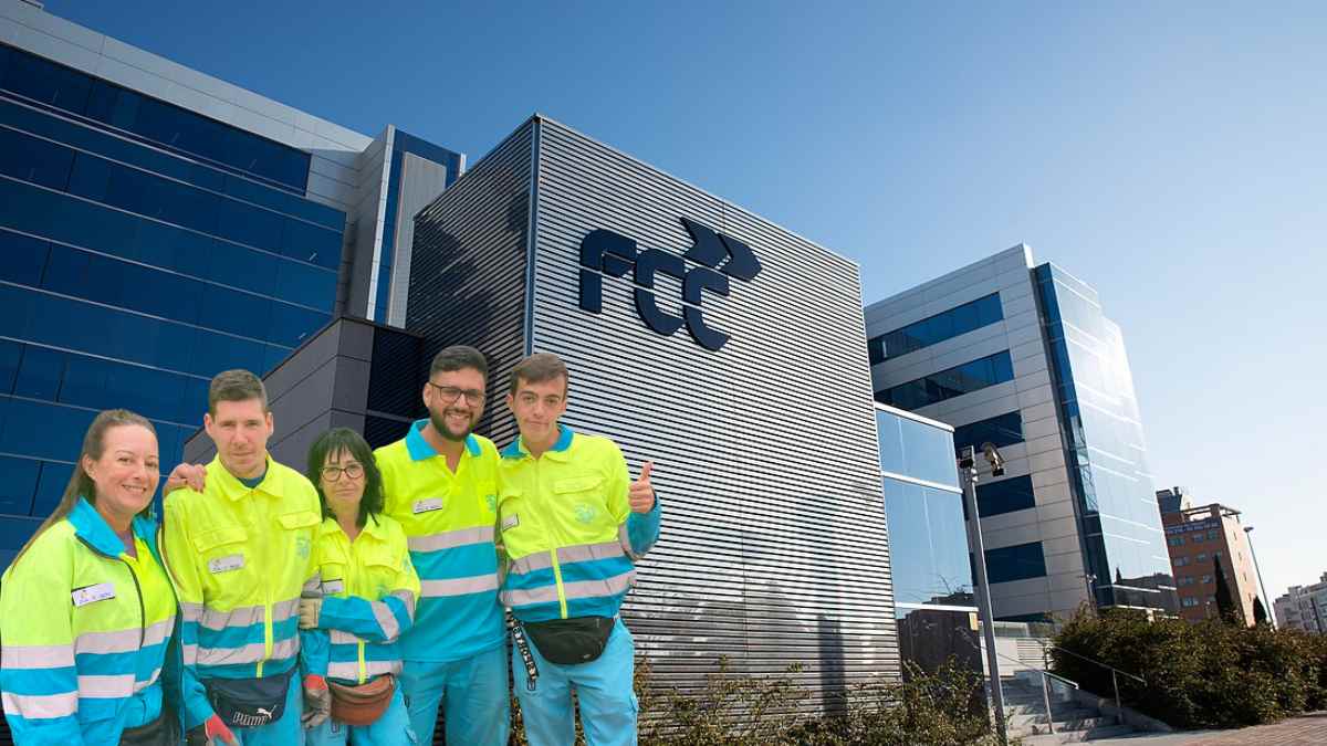 Empleados de FCC frente a la sede central en Madrid, con nuevas ofertas de empleo y contratos estables en distintos sectores.
