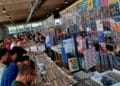 feria del disco de madrid 2025 con expositores y coleccionistas buscando vinilos en la casa de campo.
