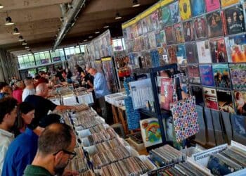 feria del disco de madrid 2025 con expositores y coleccionistas buscando vinilos en la casa de campo.