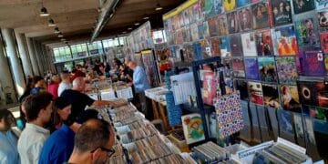 feria del disco de madrid 2025 con expositores y coleccionistas buscando vinilos en la casa de campo.