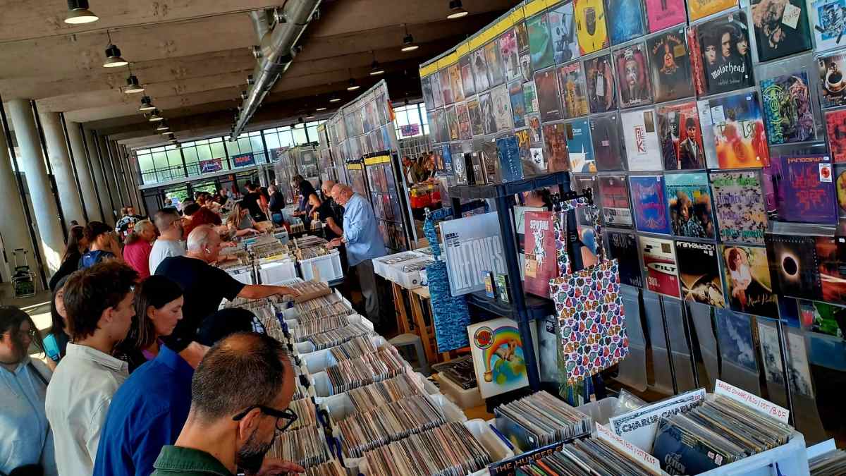 feria del disco de madrid 2025 con expositores y coleccionistas buscando vinilos en la casa de campo.