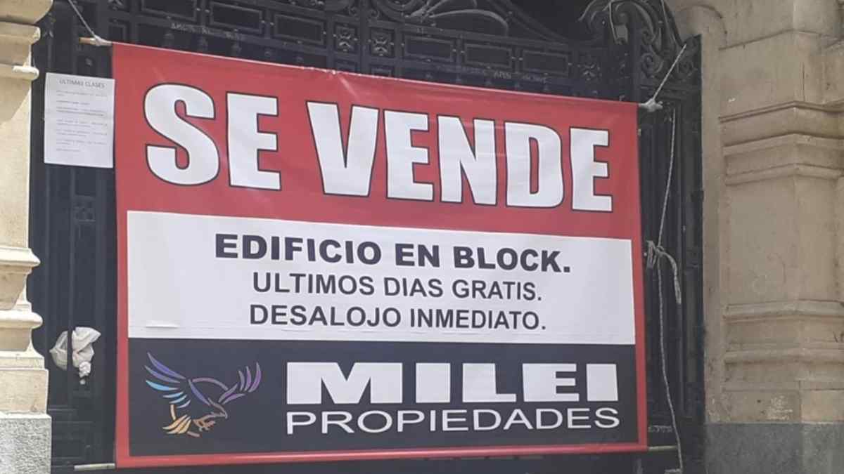 cartel se vende edificio en madrid durante crisis del alquiler.