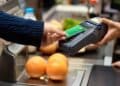 Pago con tarjeta en supermercado controlado por Hacienda desde 2026.