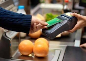 Pago con tarjeta en supermercado controlado por Hacienda desde 2026.