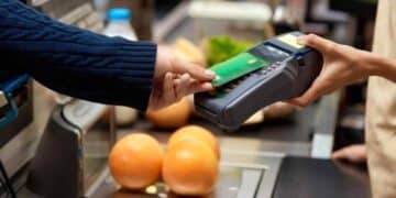 Pago con tarjeta en supermercado controlado por Hacienda desde 2026.