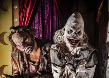 payasos terroríficos en el pasaje del terror del parque de atracciones de madrid halloween 2025.