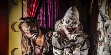 payasos terroríficos en el pasaje del terror del parque de atracciones de madrid halloween 2025.