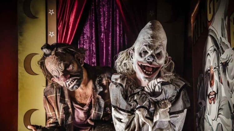 payasos terroríficos en el pasaje del terror del parque de atracciones de madrid halloween 2025.