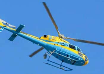 Helicóptero Pegasus de la DGT multando excesos de velocidad desde el aire.