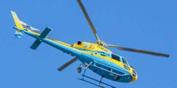Helicóptero Pegasus de la DGT multando excesos de velocidad desde el aire.