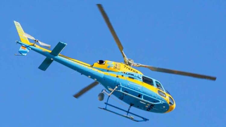 Helicóptero Pegasus de la DGT multando excesos de velocidad desde el aire.