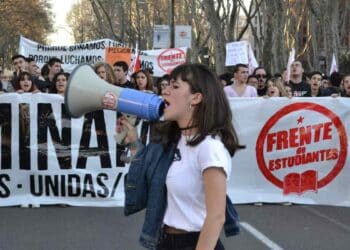 Estudiantes y personal universitario protestan en Madrid por la falta de financiación de las universidades públicas en noviembre de 2025.