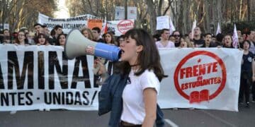 Estudiantes y personal universitario protestan en Madrid por la falta de financiación de las universidades públicas en noviembre de 2025.