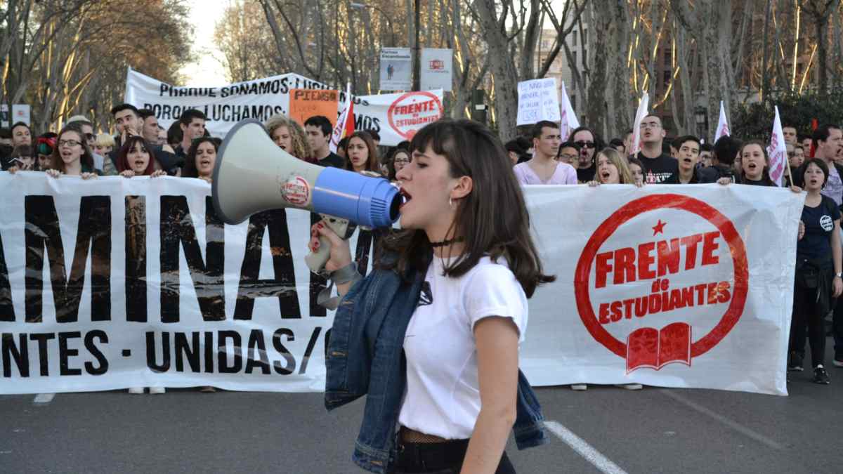 Estudiantes y personal universitario protestan en Madrid por la falta de financiación de las universidades públicas en noviembre de 2025.