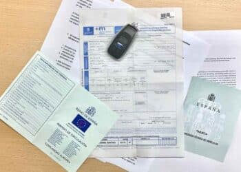 Documentos del coche y recibo del impuesto de circulación en Madrid con nuevas bonificaciones por etiquetas ambientales.