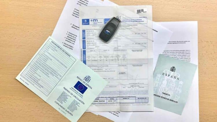 Documentos del coche y recibo del impuesto de circulación en Madrid con nuevas bonificaciones por etiquetas ambientales.