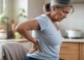 Mujer con dolor lumbar por síndrome de espalda fallida, ejemplo de incapacidad permanente reconocida por la Seguridad Social.