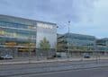 Edificio de Indra en Madrid, empresa que ofrece 90 empleos para personal joven y senior con incorporación inmediata.
