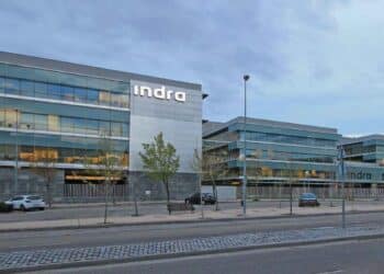 Edificio de Indra en Madrid, empresa que ofrece 90 empleos para personal joven y senior con incorporación inmediata.