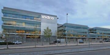 Edificio de Indra en Madrid, empresa que ofrece 90 empleos para personal joven y senior con incorporación inmediata.