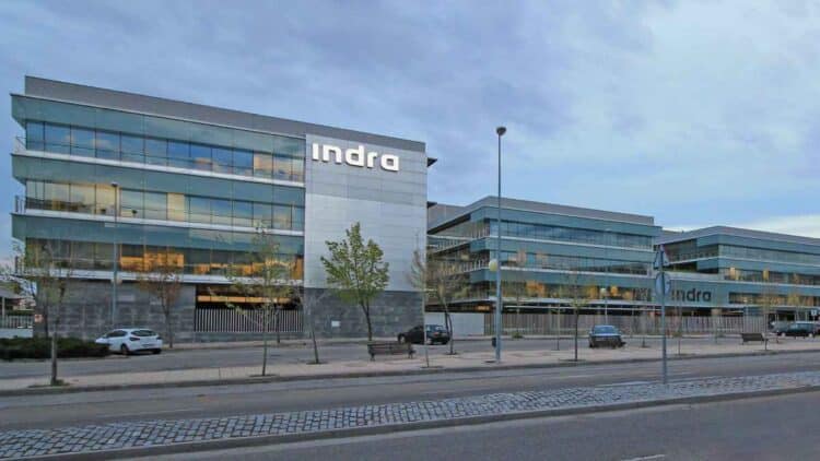 Edificio de Indra en Madrid, empresa que ofrece 90 empleos para personal joven y senior con incorporación inmediata.