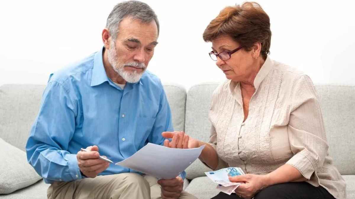 Pareja de jubilados revisando documentos sobre la jubilación anticipada en 2025.