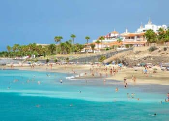 Playa de las Islas Canarias, destino favorito de los jubilados madrileños del Imserso 2025-2026