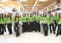 Empleados de Leroy Merlin en tienda tras publicar más de 500 ofertas de empleo.
