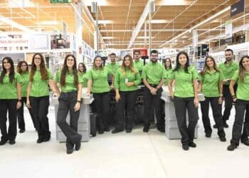 Empleados de Leroy Merlin en tienda tras publicar más de 500 ofertas de empleo.