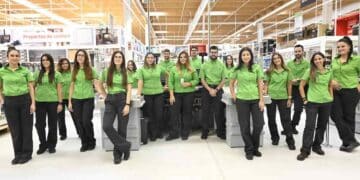 Empleados de Leroy Merlin en tienda tras publicar más de 500 ofertas de empleo.