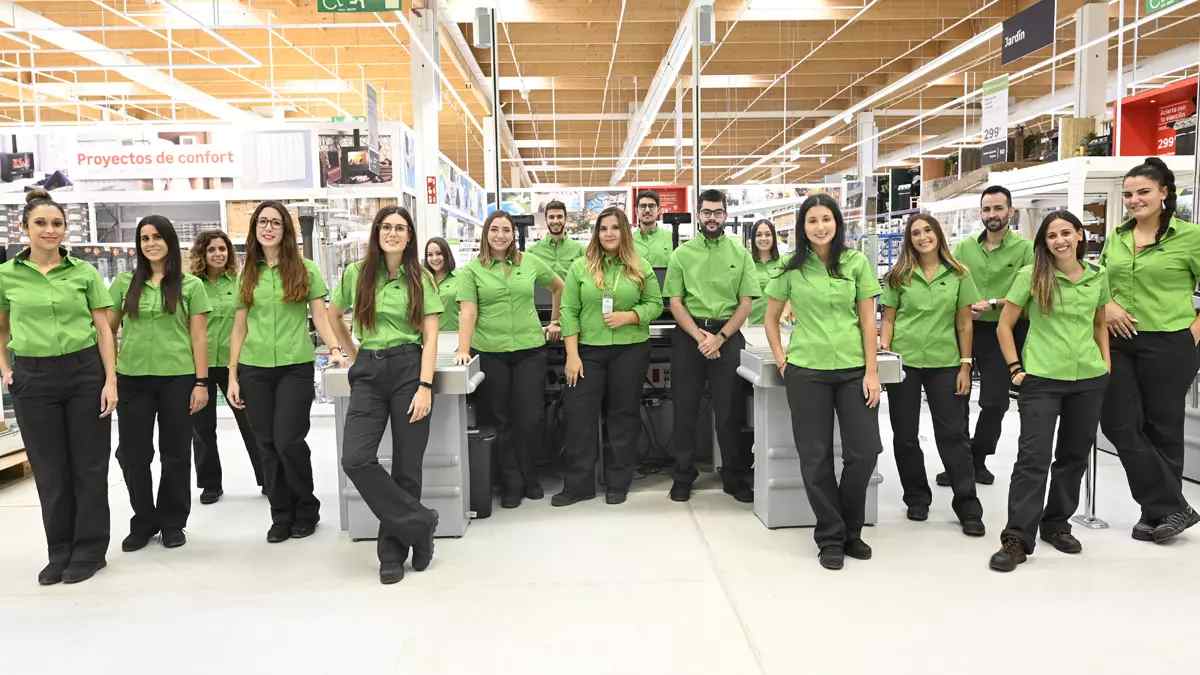 Empleados de Leroy Merlin en tienda tras publicar más de 500 ofertas de empleo.