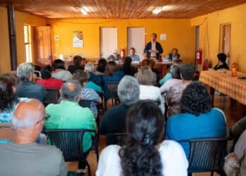 Reunión de vecinos en junta para tratar el aumento de cuotas según la Ley de Propiedad Horizontal.
