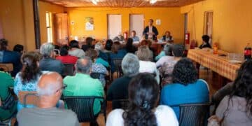 Reunión de vecinos en junta para tratar el aumento de cuotas según la Ley de Propiedad Horizontal.