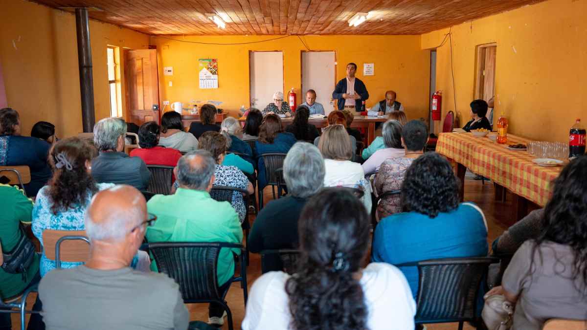 Reunión de vecinos en junta para tratar el aumento de cuotas según la Ley de Propiedad Horizontal.