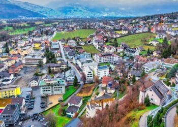 Vista panorámica de Liechtenstein, país europeo que ofrece empleos con sueldos de hasta 8.000 euros y alojamiento incluido.
