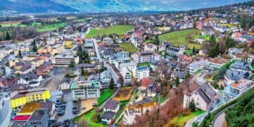 Vista panorámica de Liechtenstein, país europeo que ofrece empleos con sueldos de hasta 8.000 euros y alojamiento incluido.