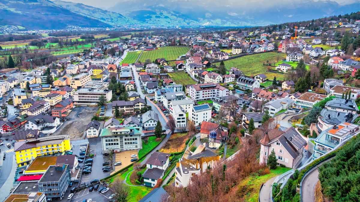 Vista panorámica de Liechtenstein, país europeo que ofrece empleos con sueldos de hasta 8.000 euros y alojamiento incluido.