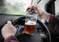 conductor con botella de alcohol al volante dgt nuevo limite 2025.