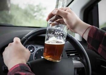 conductor con botella de alcohol al volante dgt nuevo limite 2025.