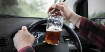 conductor con botella de alcohol al volante dgt nuevo limite 2025.