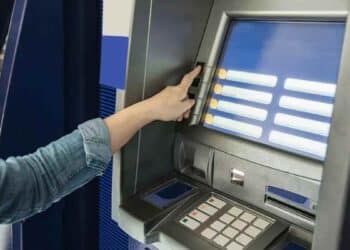 Persona realizando una transferencia en cajero automático para enviar dinero a un familiar sin pagar impuestos según Hacienda.