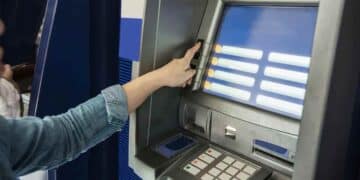 Persona realizando una transferencia en cajero automático para enviar dinero a un familiar sin pagar impuestos según Hacienda.