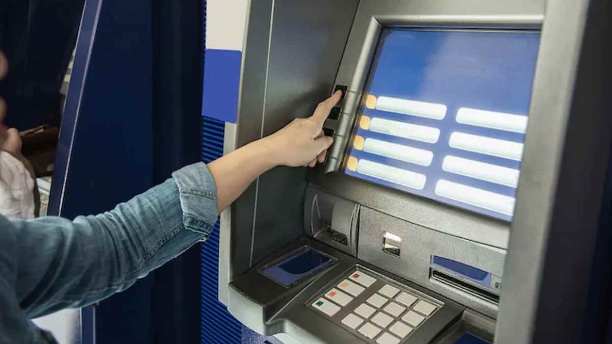 Persona realizando una transferencia en cajero automático para enviar dinero a un familiar sin pagar impuestos según Hacienda.
