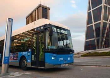 Autobús de la EMT en Madrid durante el refuerzo de líneas por el Día de Todos los Santos.