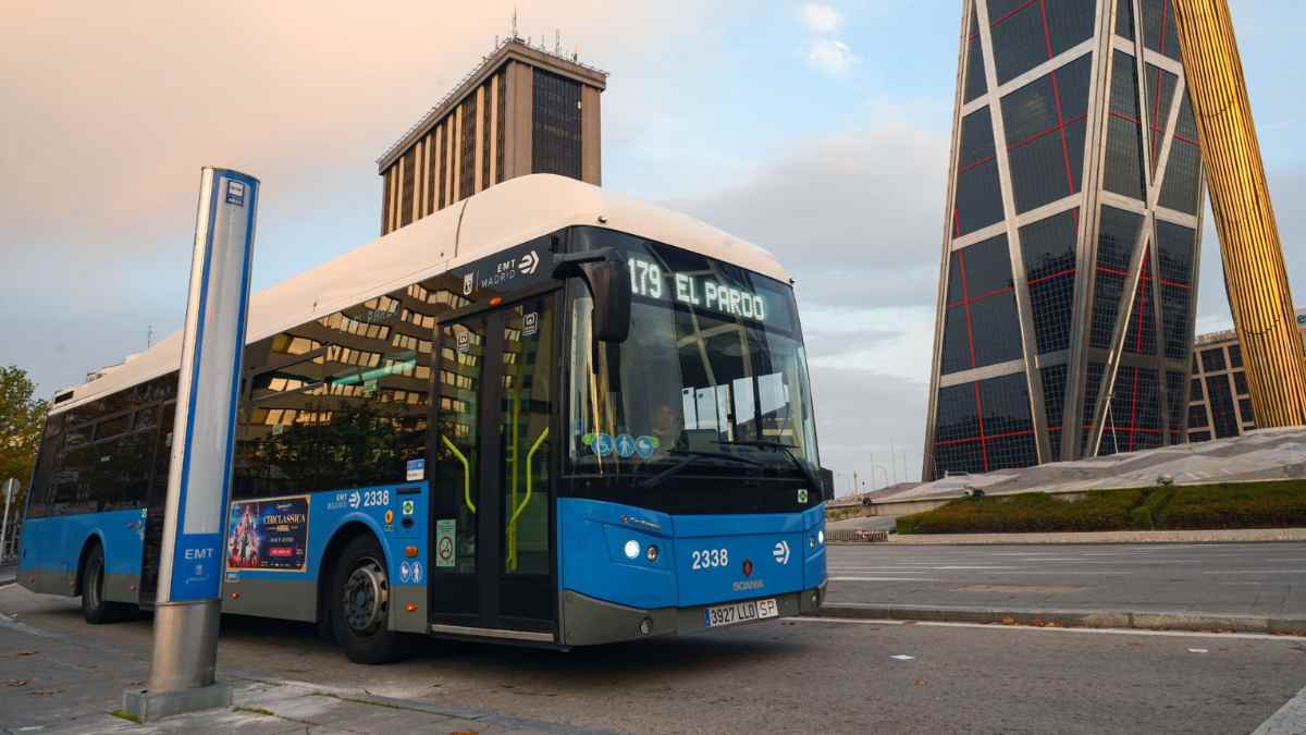Autobús de la EMT en Madrid durante el refuerzo de líneas por el Día de Todos los Santos.