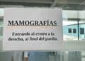 Cartel con indicaciones para realizar mamografías en un centro de salud