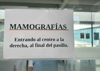 Cartel con indicaciones para realizar mamografías en un centro de salud